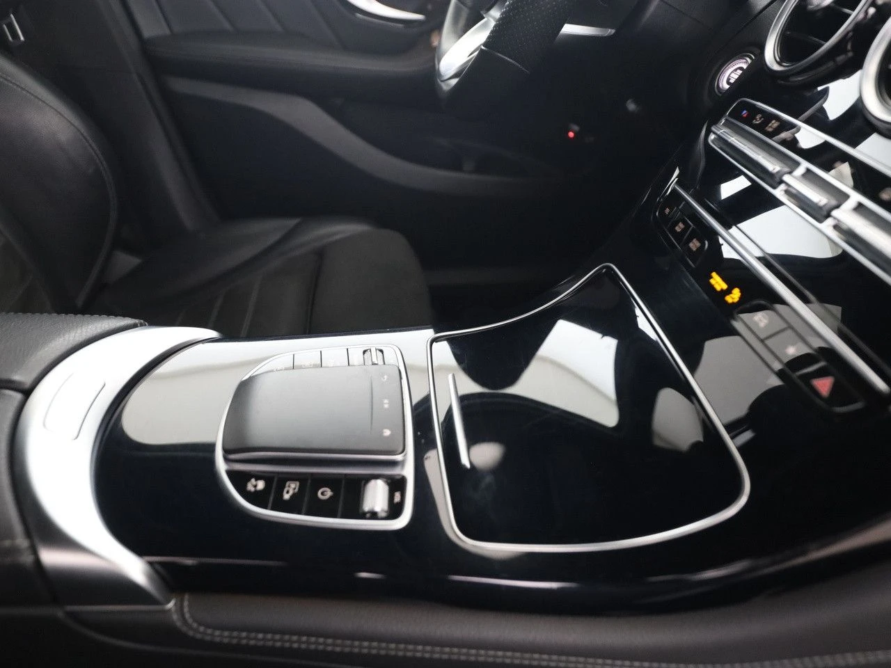 Mercedes-Benz GLC 200 D 4Matic, снимка 17 - Автомобили и джипове - 53780111