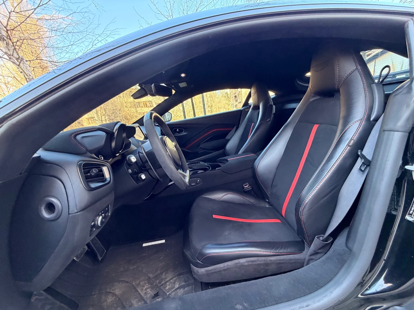 Aston Martin V8 Vantage F1 EDITION, снимка 10 - Автомобили и джипове - 54140144