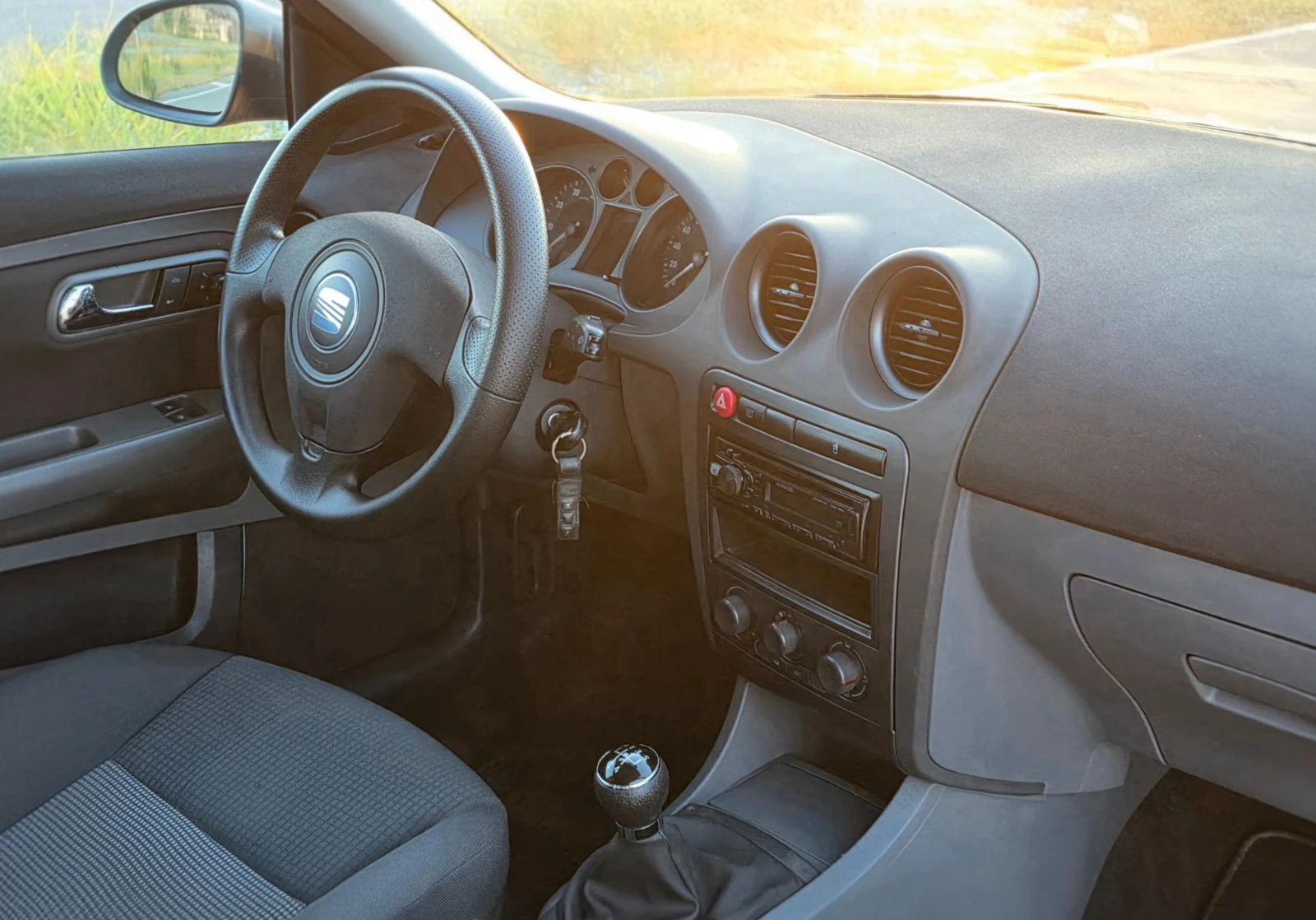 Seat Ibiza 1.2i 70ks, снимка 8 - Автомобили и джипове - 55105910