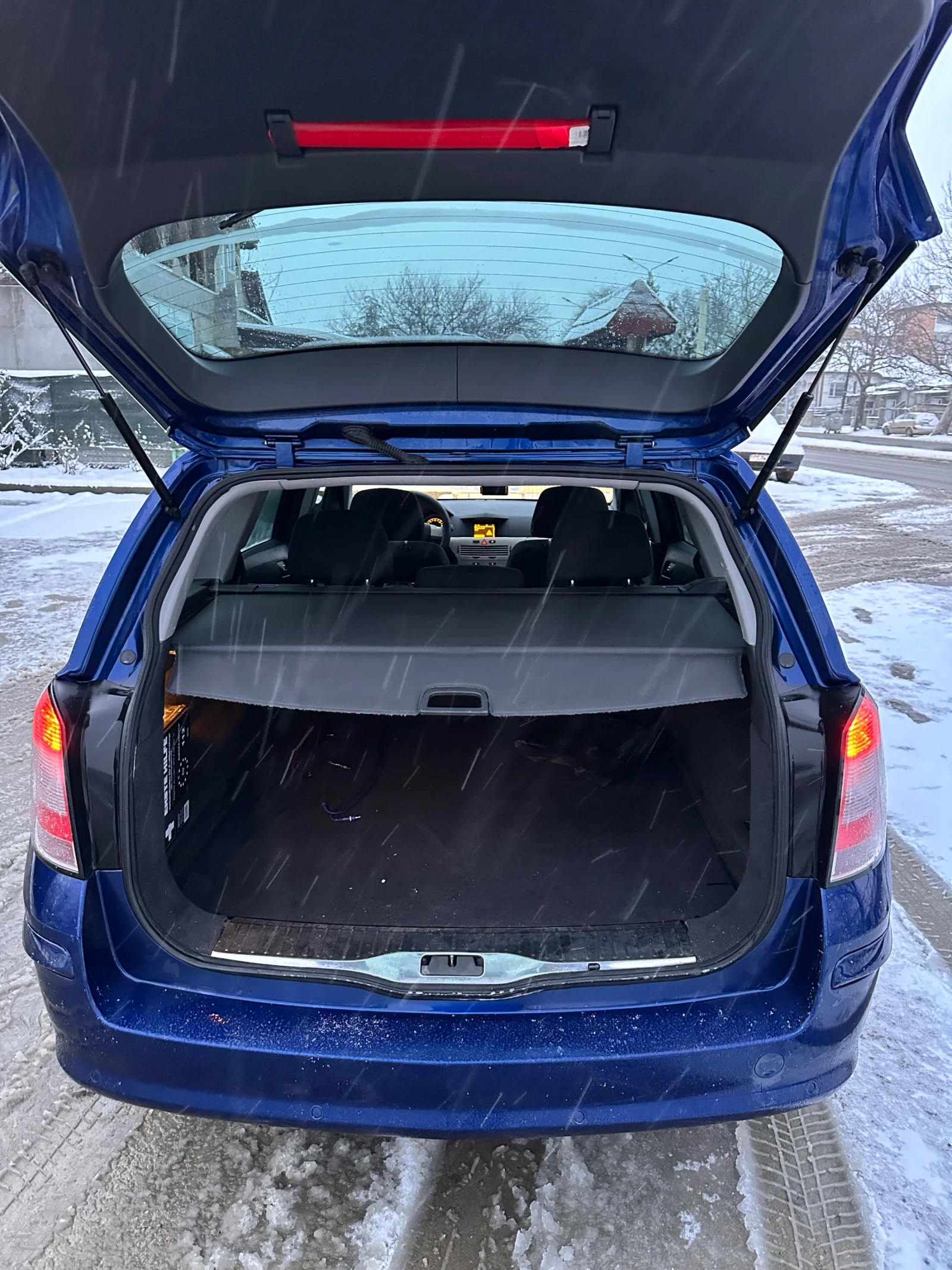 Opel Astra 1.9 CDTI, снимка 9 - Автомобили и джипове - 56297505