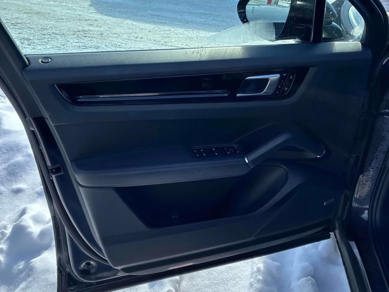 Porsche Cayenne  E HYBRID AWD * ОБДУХВАНЕ* 360 КАМЕРА* ПАНОРАМА* , снимка 10 - Автомобили и джипове - 53386397