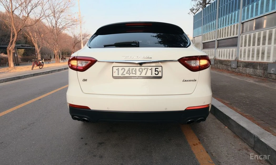 Maserati Levante 3.0* AWD* PREMIUM* ПОДГРЕВ* ОБДУХВАНЕ* LANE* ASSIS, снимка 4 - Автомобили и джипове - 54227973