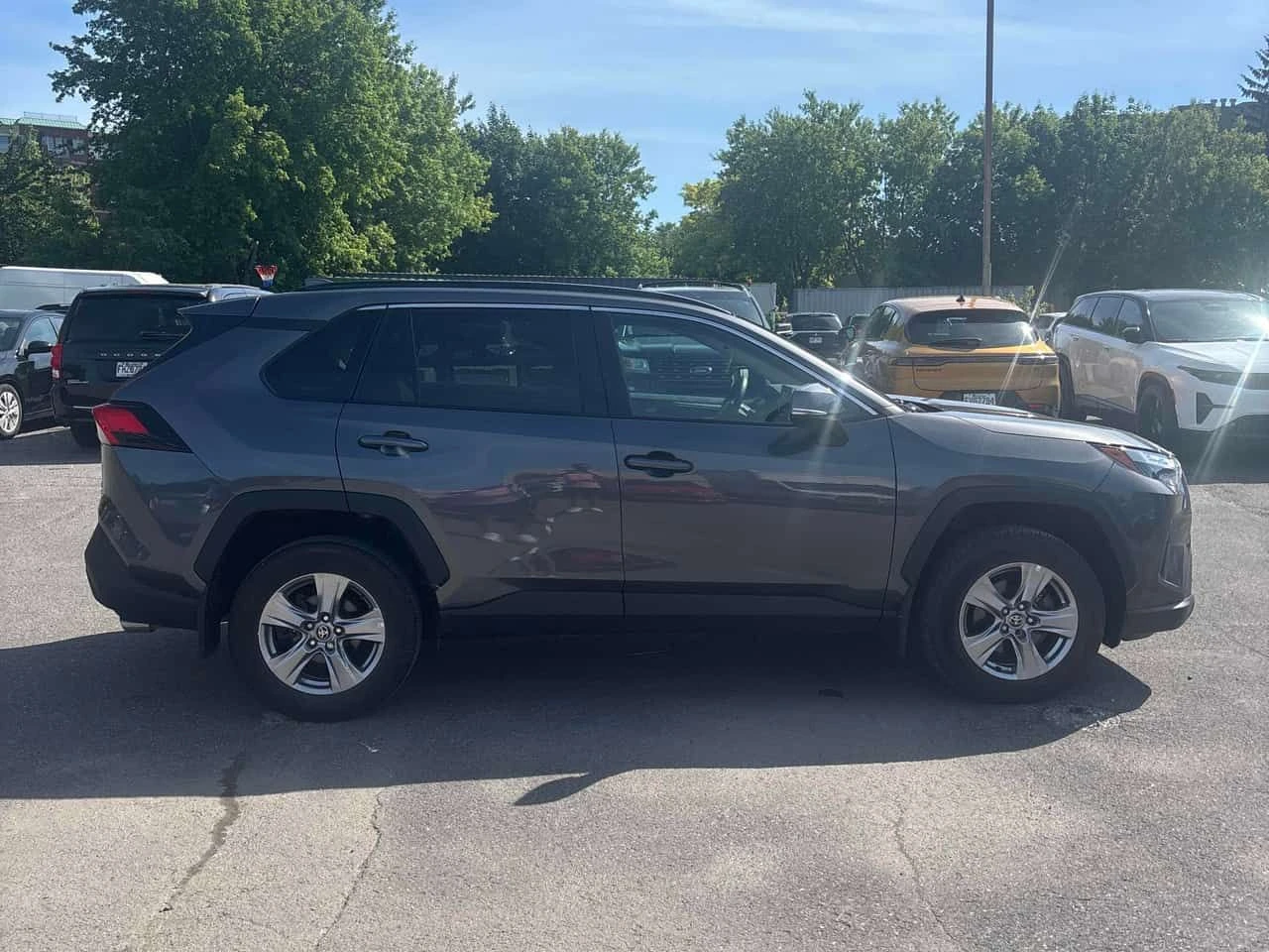 Toyota Rav4  XLE / CARFAX / АВТОКРЕДИТ/ 2 КЛЮЧА , снимка 3 - Автомобили и джипове - 55507656