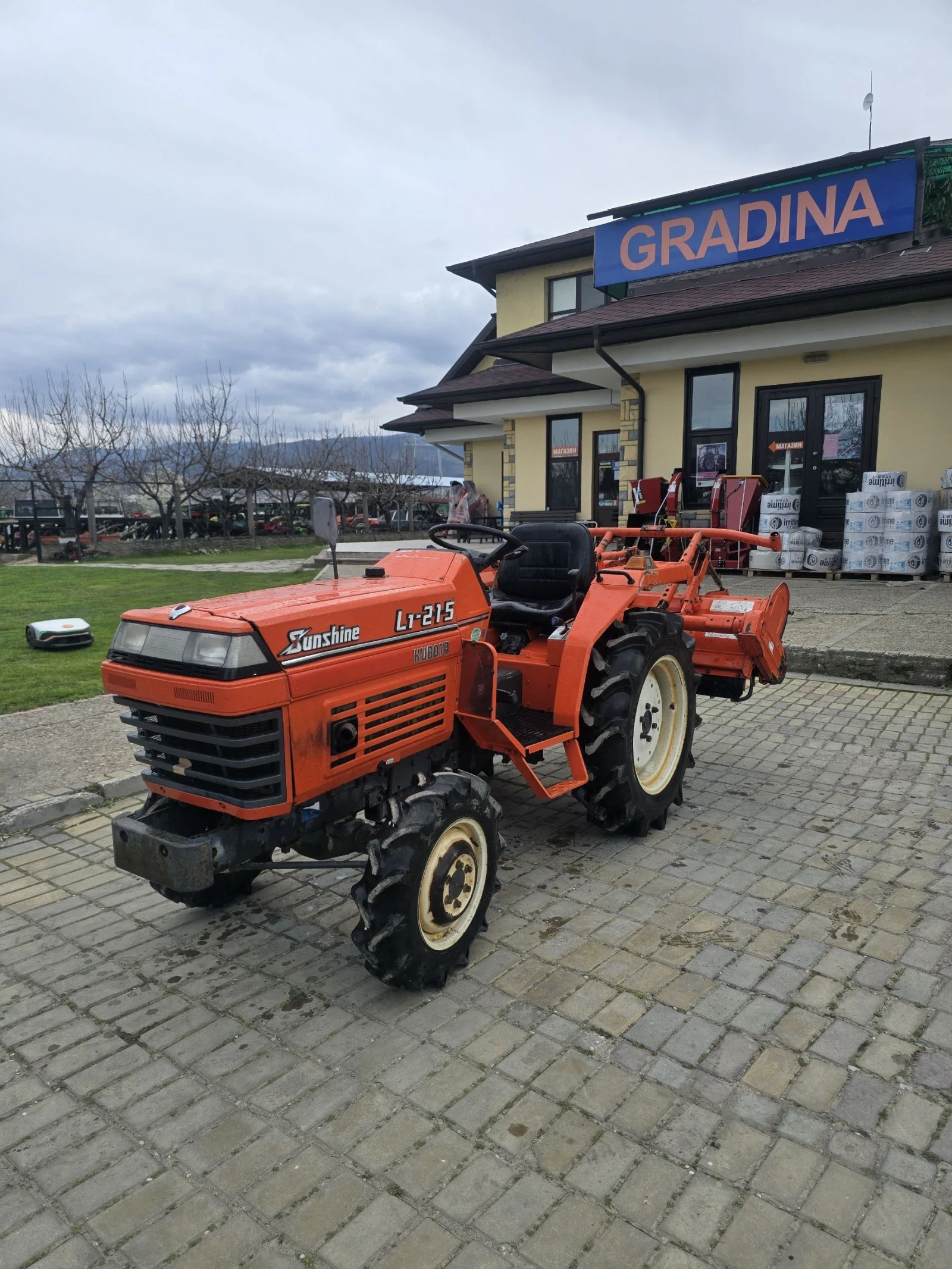 Трактор Kubota L1-215