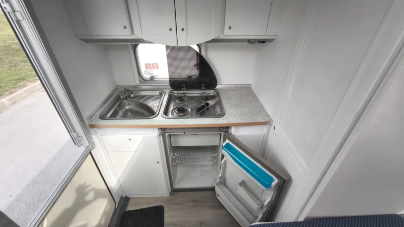 Каравана Burstner Ventana Clasik 410 TS , снимка 12 - Каравани и кемпери - 49965960