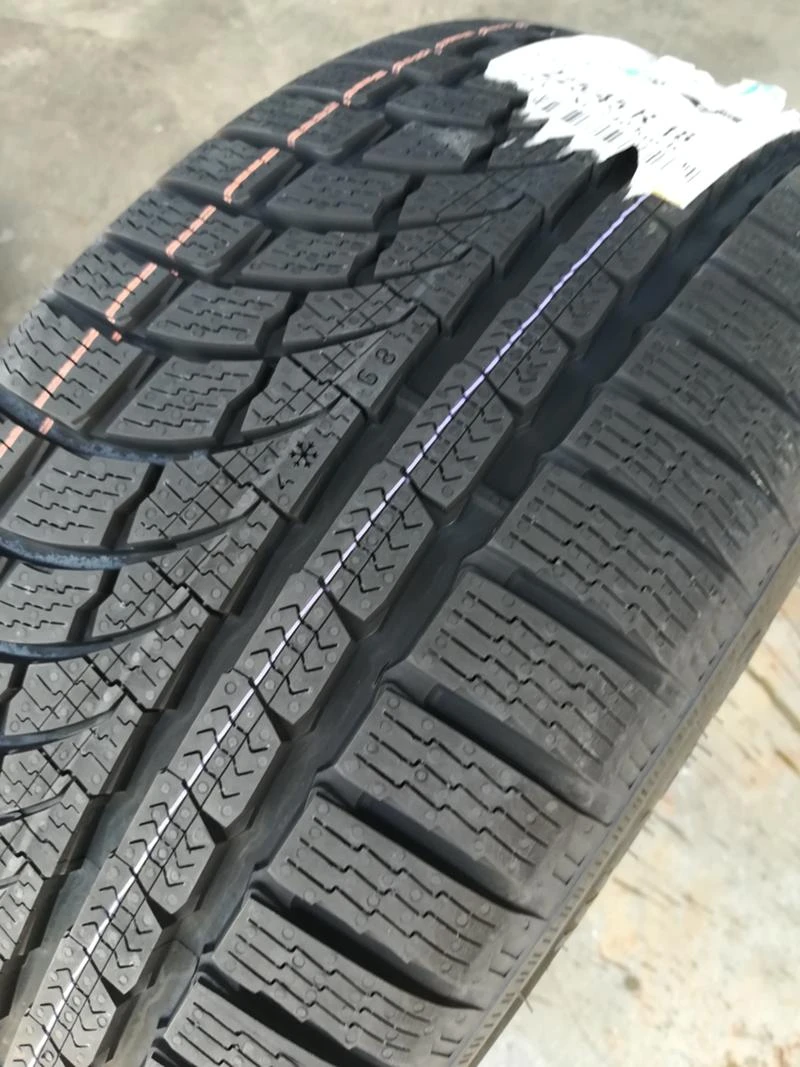 Гуми Зимни 225/45R18, снимка 2 - Гуми и джанти - 29157353