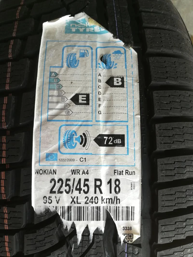 Гуми Зимни 225/45R18, снимка 4 - Гуми и джанти - 29157353