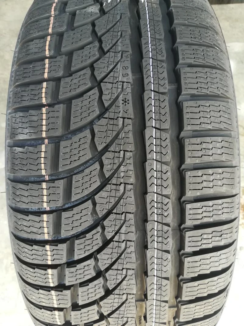 Гуми Зимни 225/45R18, снимка 1 - Гуми и джанти - 29157353