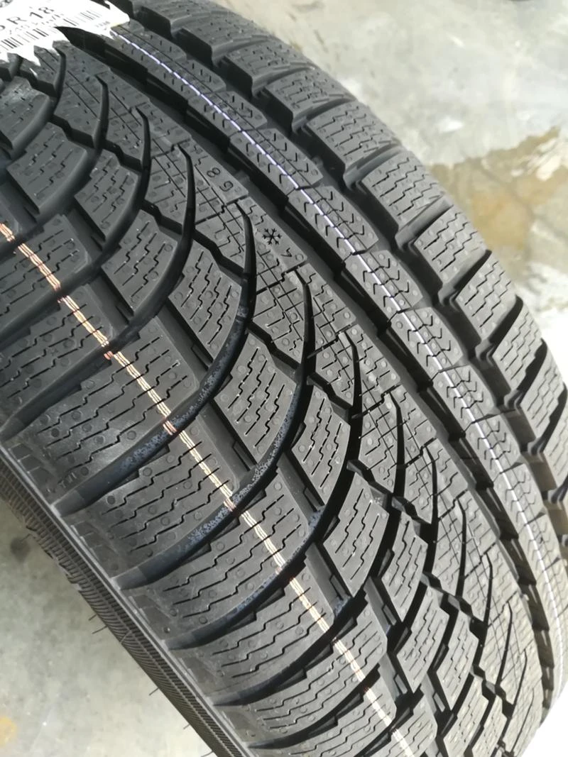 Гуми Зимни 225/45R18, снимка 3 - Гуми и джанти - 29157353