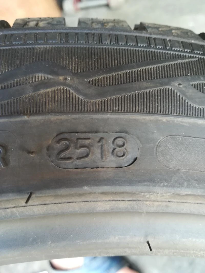 Гуми Зимни 225/45R18, снимка 5 - Гуми и джанти - 29157353