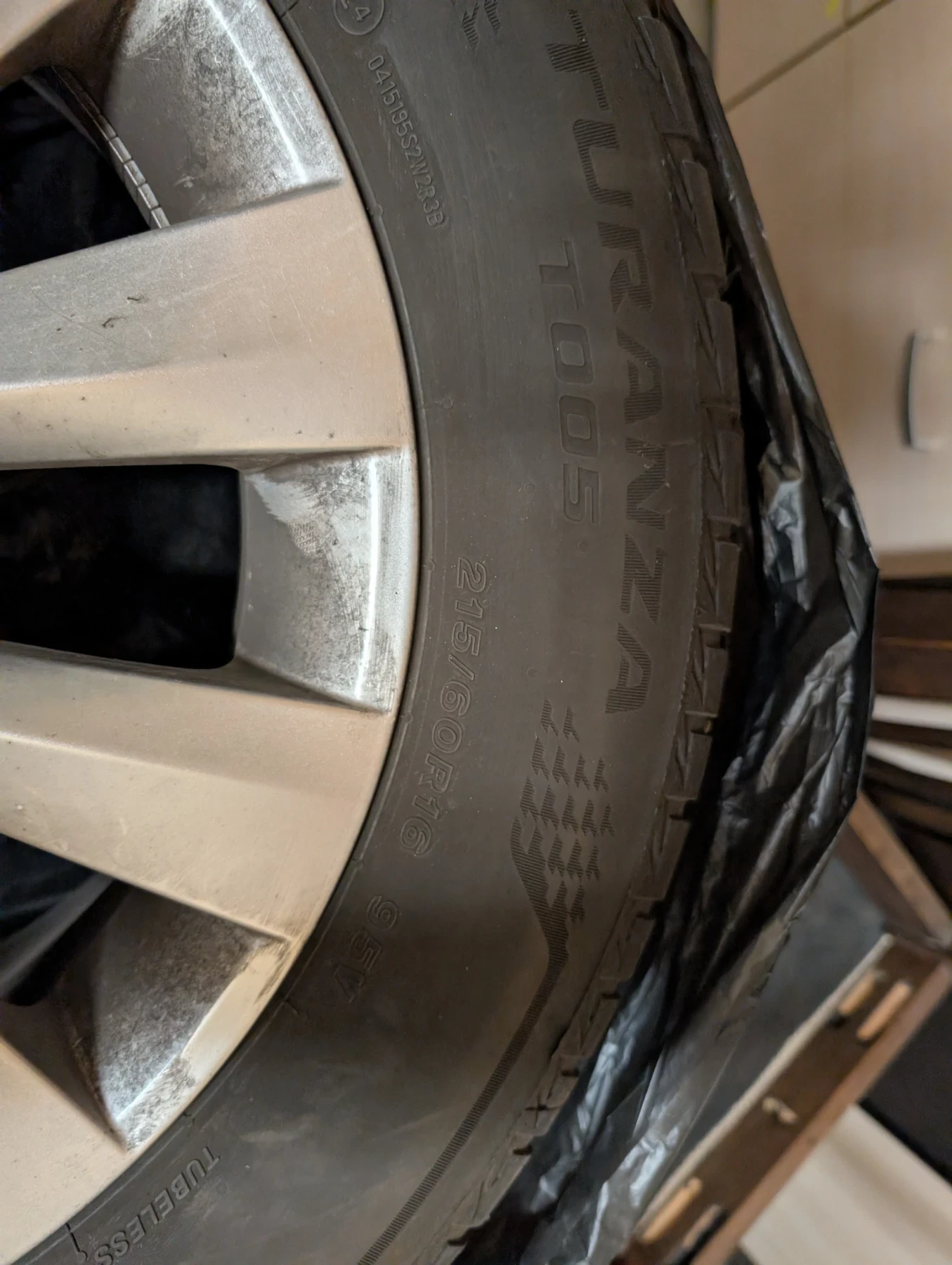 Гуми с джанти Bridgestone 215/60R16, снимка 4 - Гуми и джанти - 54442445