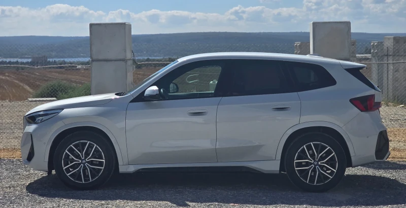 BMW iX1 XDrive30* M-pack * бяла перла * в гаранция * , снимка 7 - Автомобили и джипове - 51643731