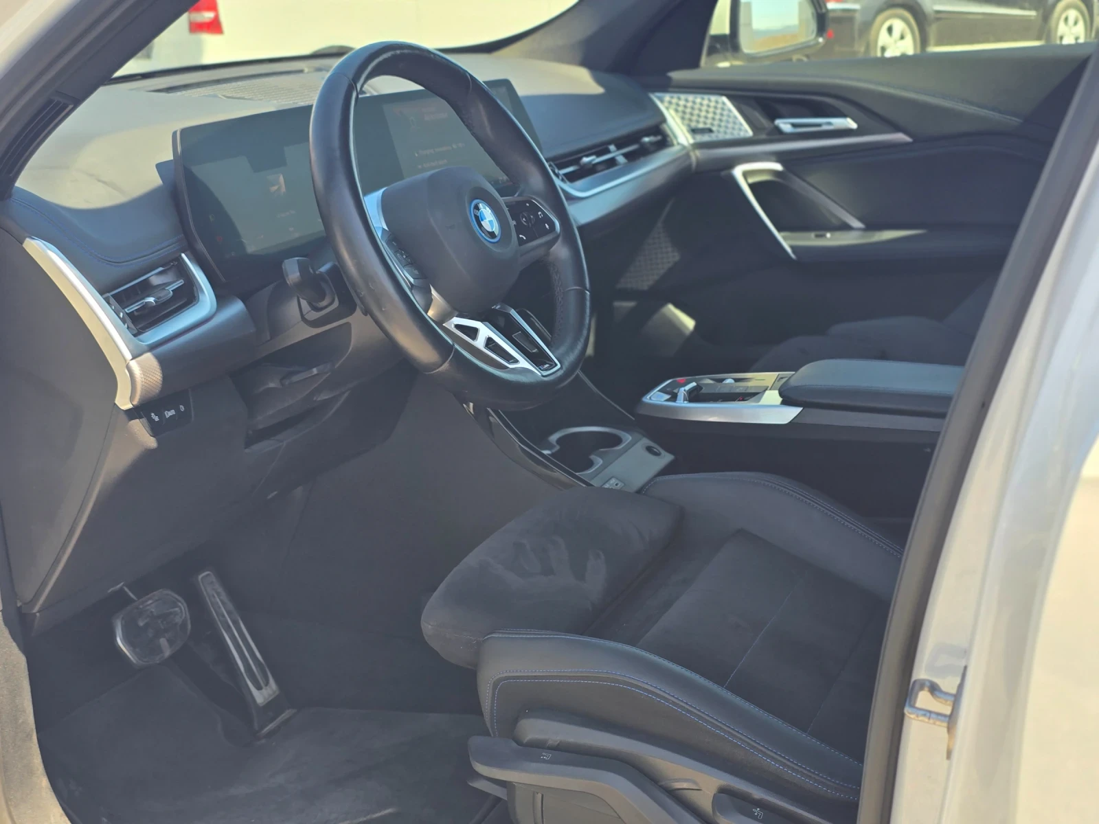 BMW iX1 XDrive30* M-pack * бяла перла * в гаранция *  - изображение 9