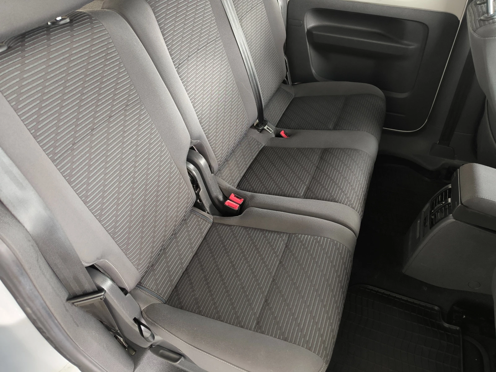 VW Caddy Т.D.i-105k.c.ПЪТНИЧЕСКО, КЛИМА, ЕВРО 5В!, снимка 13 - Автомобили и джипове - 53725499