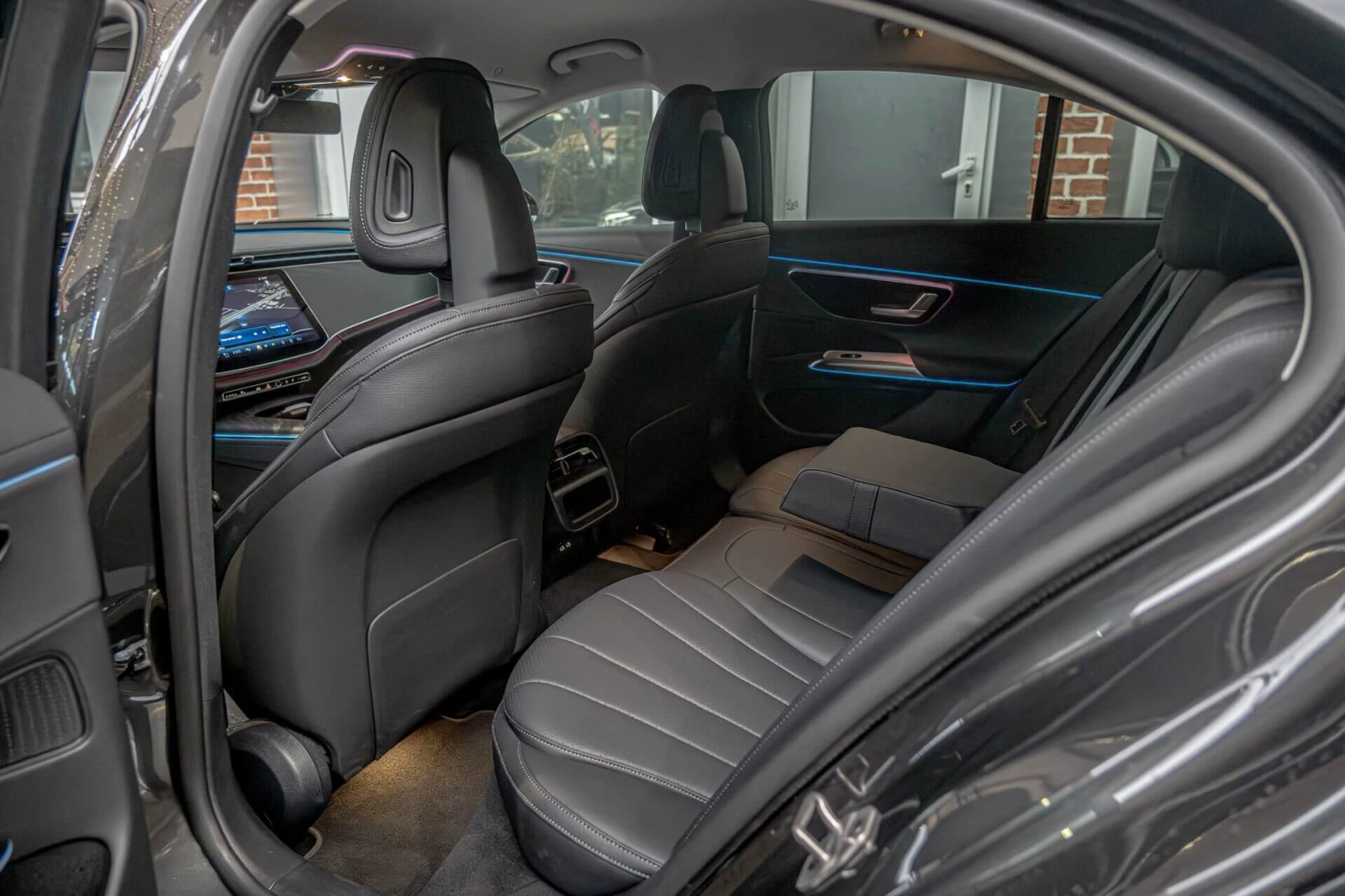 Mercedes-Benz E 450 4Matic/MBUX/Kaмера/Advanced Plus/Ambient/PRE-SAFE, снимка 9 - Автомобили и джипове - 54073984