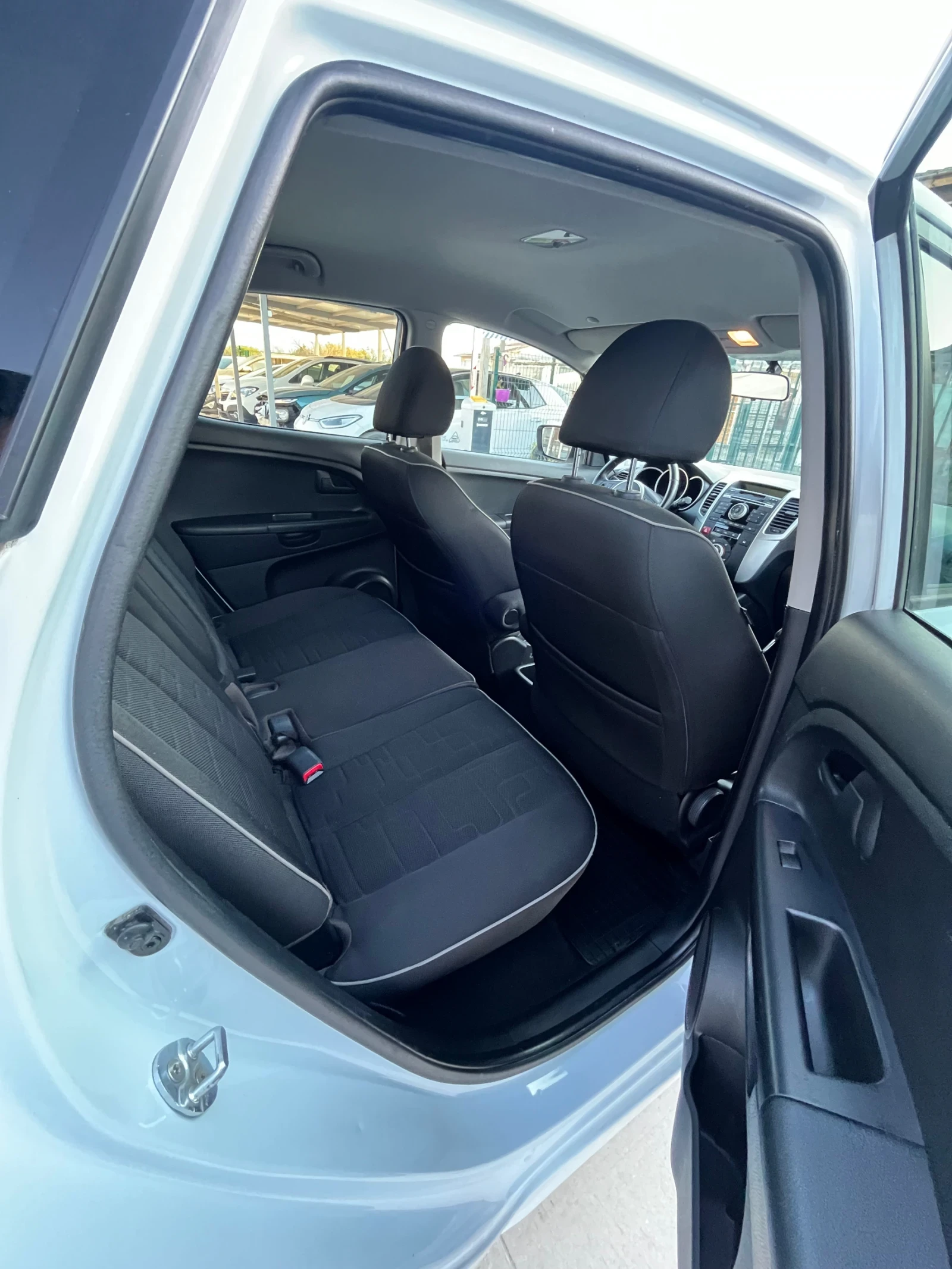 Kia Venga 1.4 Active/ Газ, снимка 11 - Автомобили и джипове - 54246684