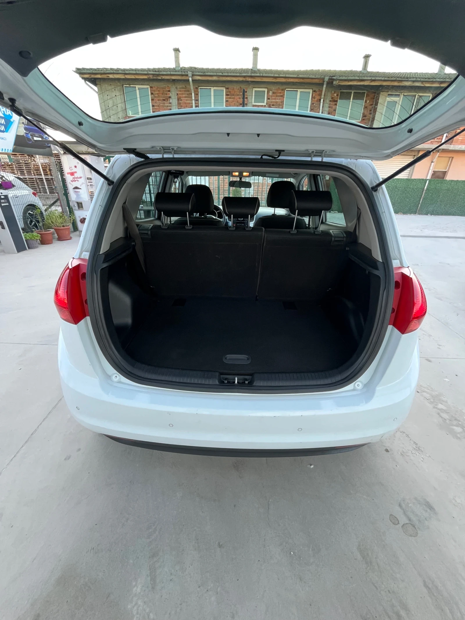 Kia Venga 1.4 Active/ Газ, снимка 12 - Автомобили и джипове - 54246684
