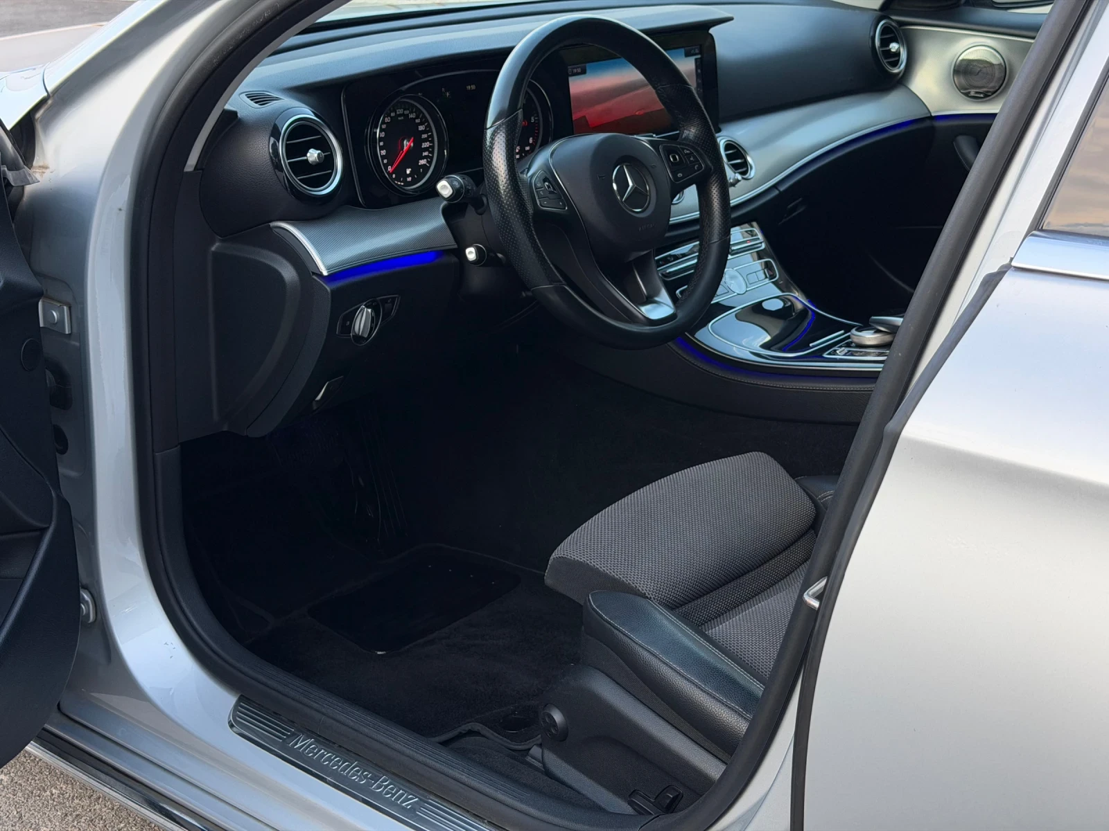Mercedes-Benz E 220 CDi 194к.с * 4-Matic* * Led* * Камера* * Burmester, снимка 10 - Автомобили и джипове - 55105782