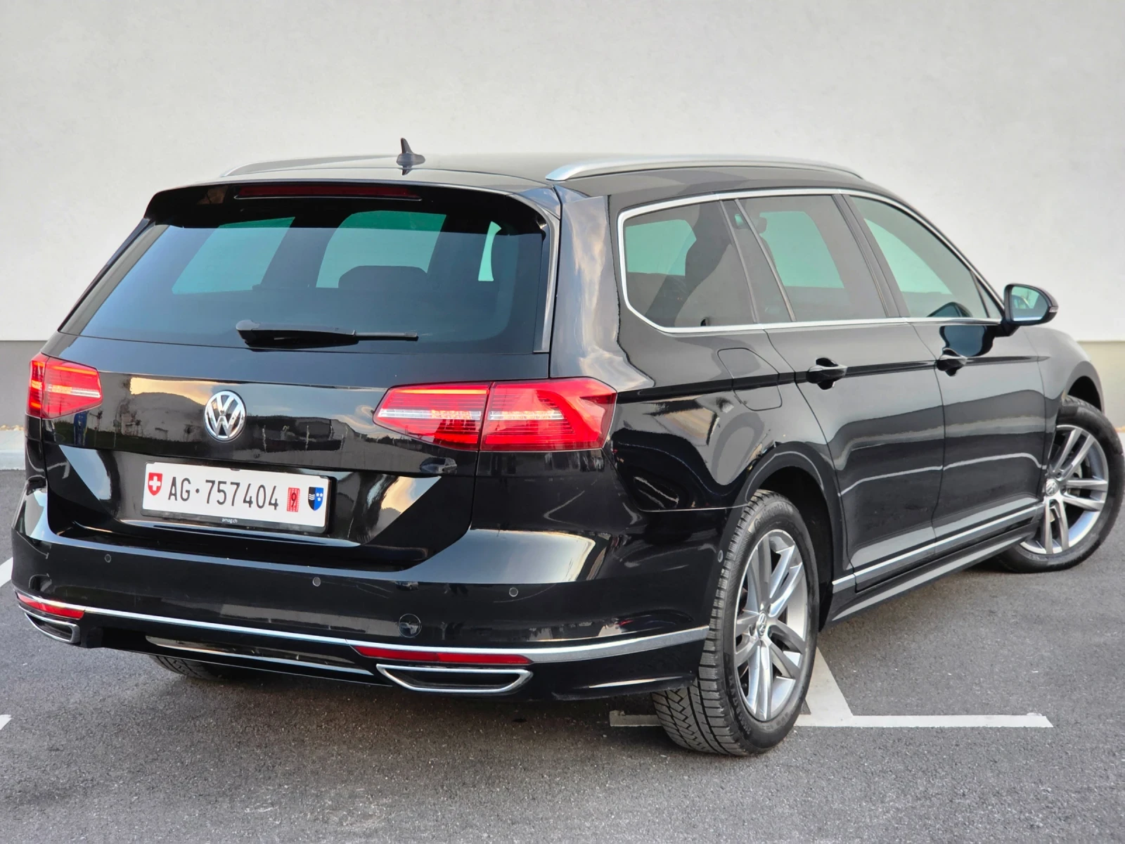 VW Passat 2.0TDI 150к.с R-Line, 7DSG, Digital, Distronic, CH, снимка 5 - Автомобили и джипове - 56221680