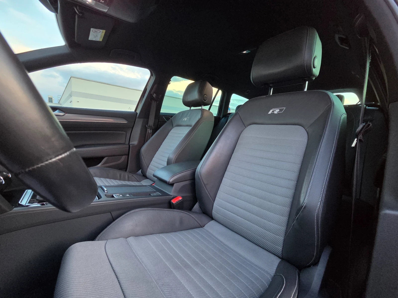 VW Passat 2.0TDI 150к.с R-Line, 7DSG, Digital, Distronic, CH, снимка 12 - Автомобили и джипове - 56221680