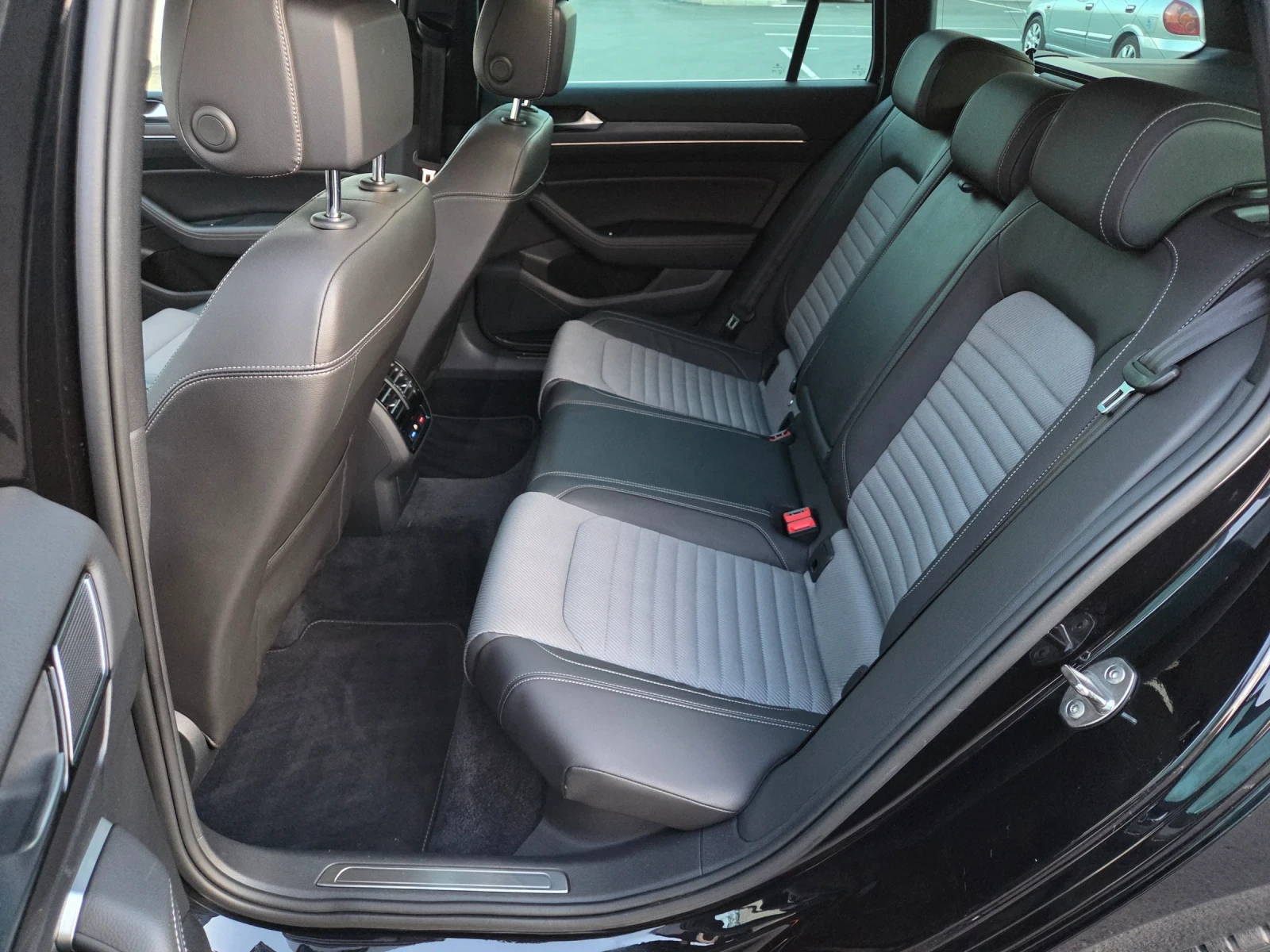 VW Passat 2.0TDI 150к.с R-Line, 7DSG, Digital, Distronic, CH, снимка 13 - Автомобили и джипове - 56221680