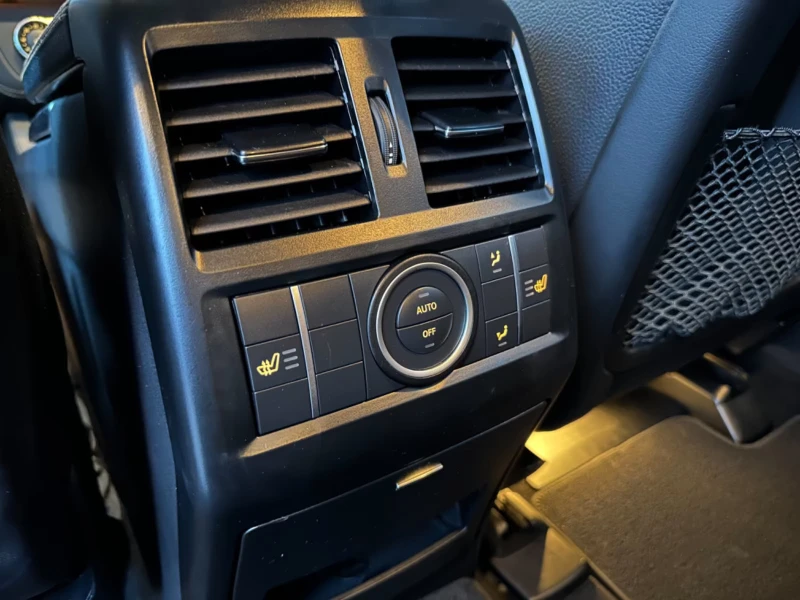 Mercedes-Benz ML 500 AMG/408HP/4X4/360/ALL BLACK/H&K/NAVI/775v, снимка 16 - Автомобили и джипове - 52224688