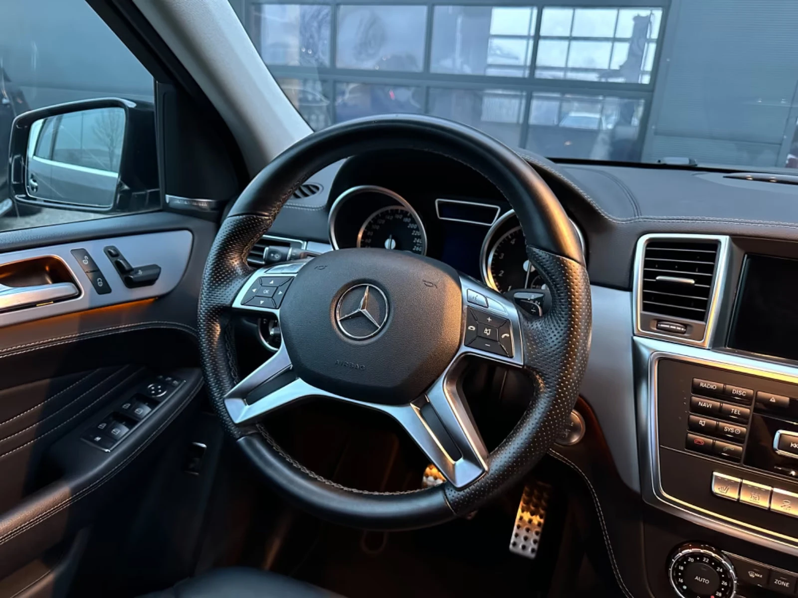 Mercedes-Benz ML 500 AMG/408HP/4X4/360/ALL BLACK/H&K/NAVI/775v - изображение 10