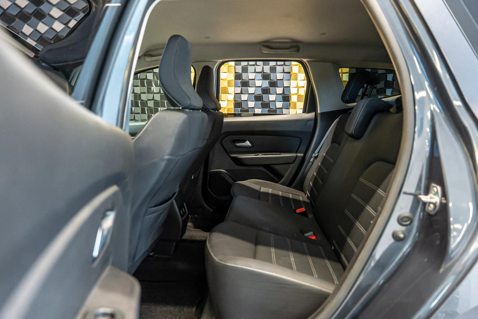 Dacia Duster 1.5 DCI 4x4, снимка 17 - Автомобили и джипове - 55446751