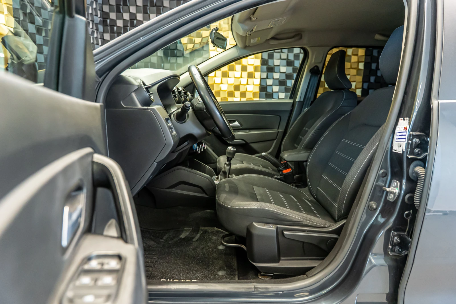Dacia Duster 1.5 DCI 4x4, снимка 11 - Автомобили и джипове - 55446751