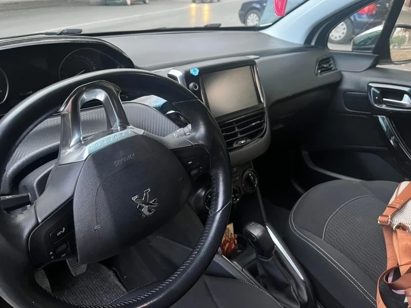 Peugeot 208, снимка 3 - Автомобили и джипове - 47564224