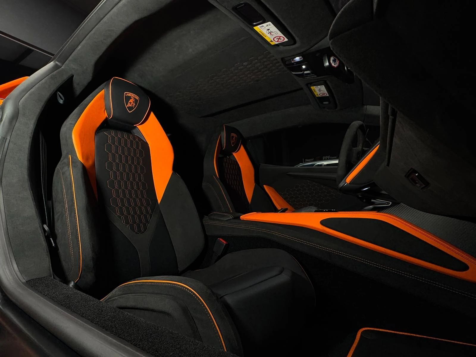 Lamborghini Revuelto Arancio Apodis - изображение 10