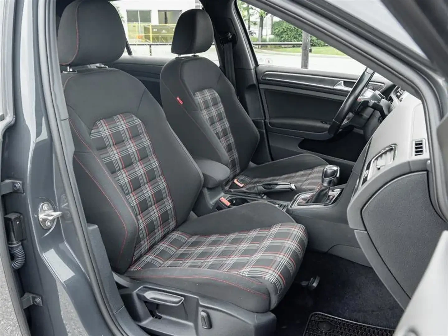 VW Golf GTI* DISTRONIC* DSG, снимка 8 - Автомобили и джипове - 54978849