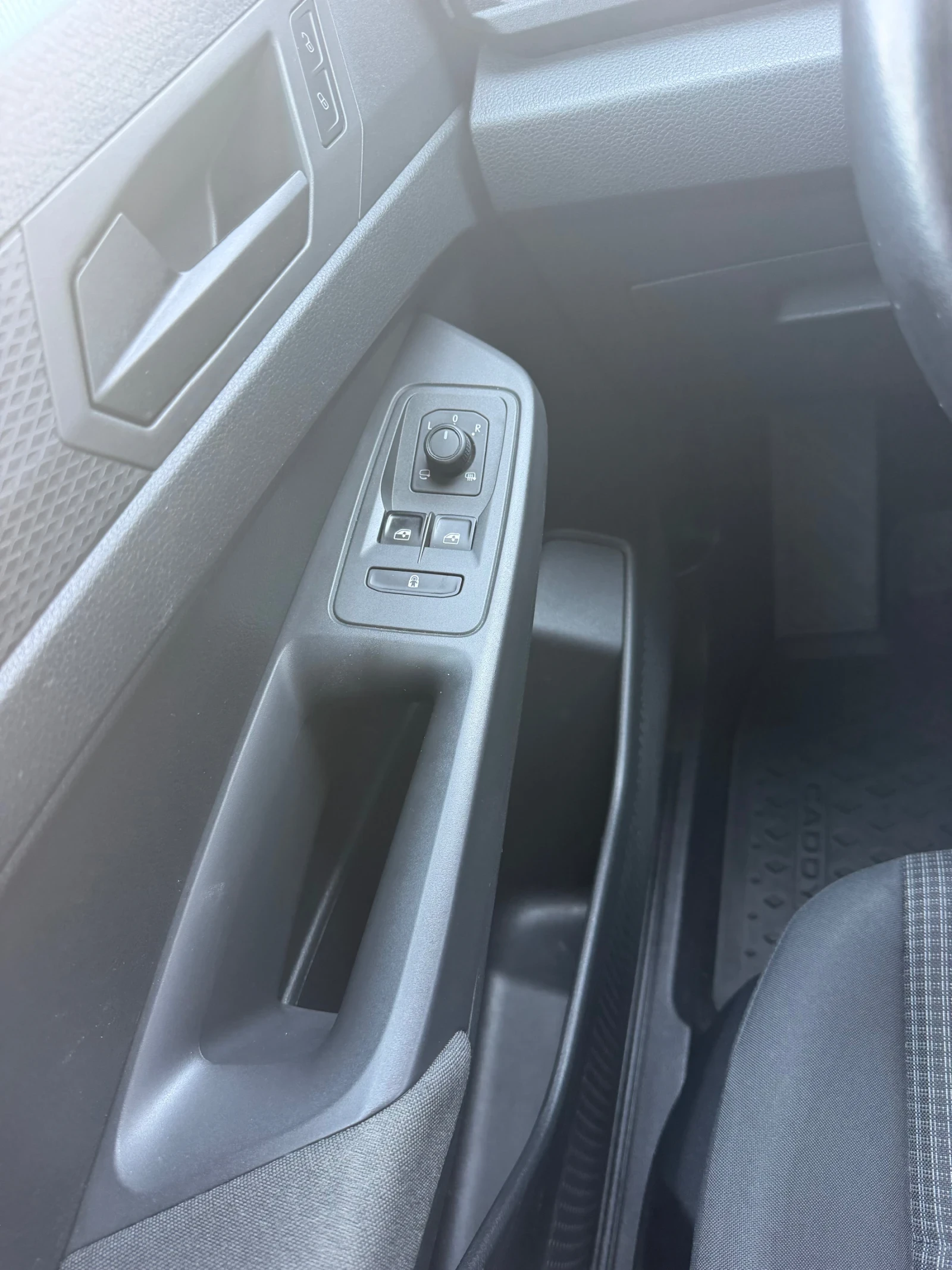 VW Caddy MAXI TDI 7 места, снимка 10 - Автомобили и джипове - 55598010