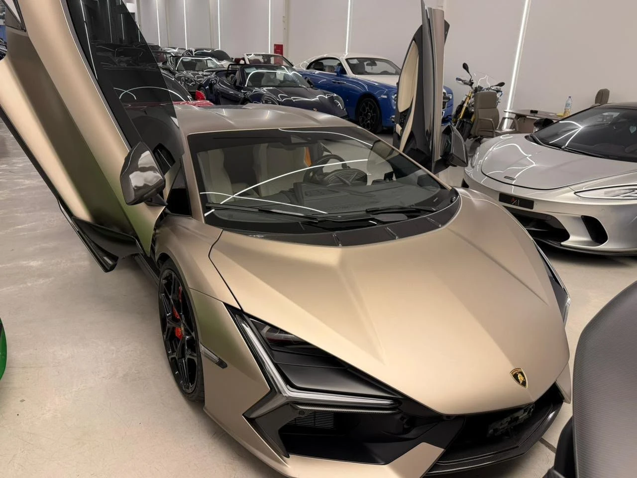 Lamborghini Revuelto 6.5 V12 HPEV / CERAMIC / CARBON, снимка 7 - Автомобили и джипове - 55642919