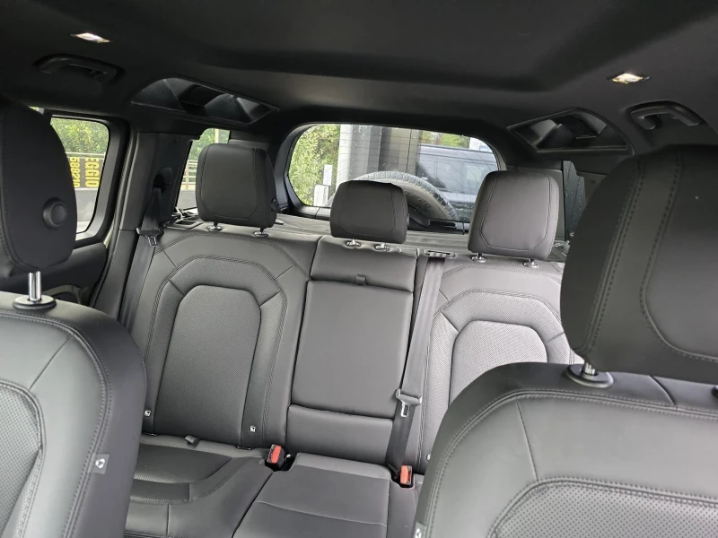 Land Rover Defender 110 2.0d sd4 SE awd 200cv auto, снимка 16 - Автомобили и джипове - 53284138