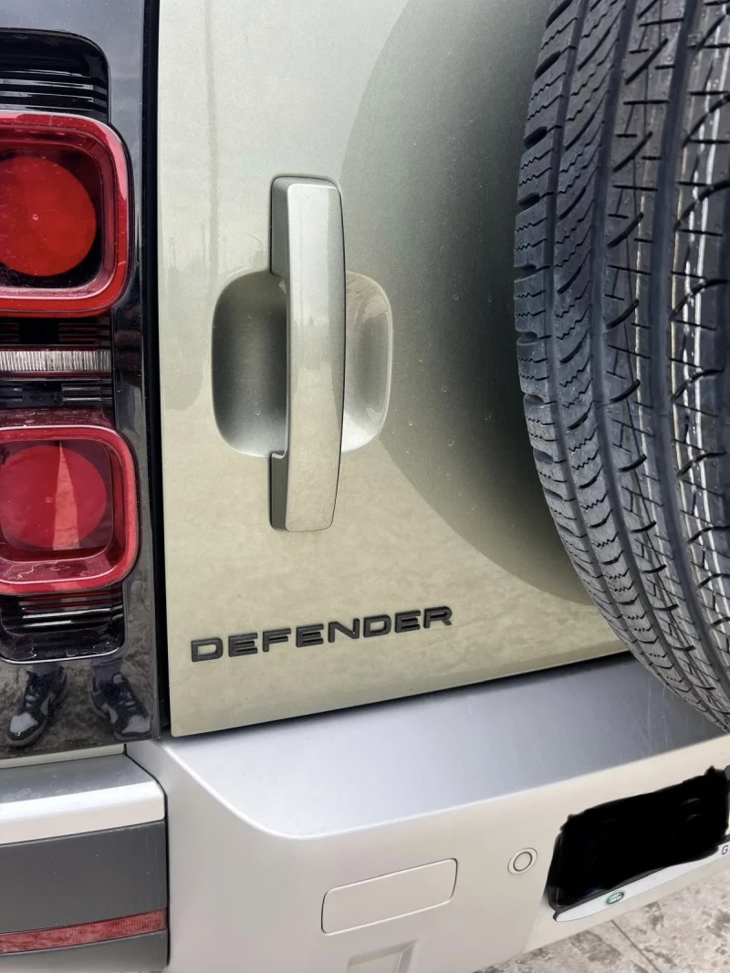 Land Rover Defender 110 2.0d sd4 SE awd 200cv auto, снимка 8 - Автомобили и джипове - 53284138