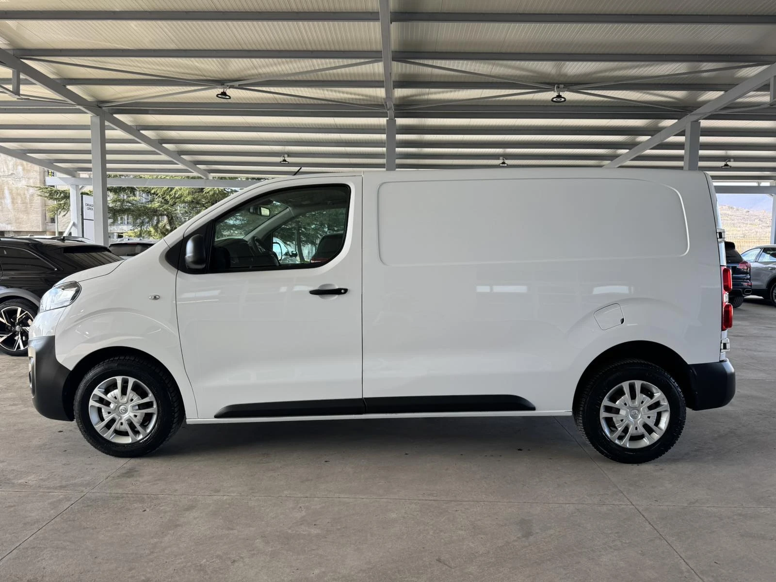 Opel Vivaro 2.0* 122ps* 6ск* КЛИМАТИК* КАМЕРА, снимка 2 - Бусове и автобуси - 53797431