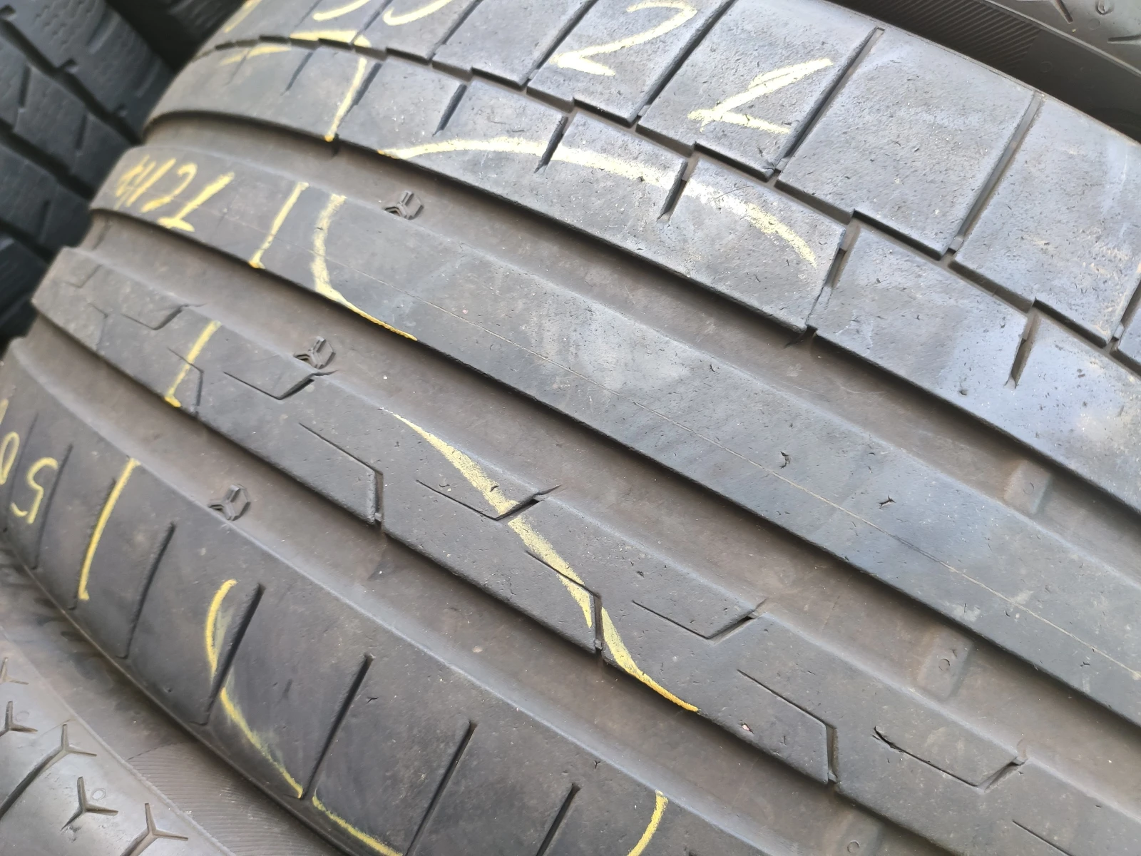 Гуми Летни 255/35R21, снимка 4 - Гуми и джанти - 55272524