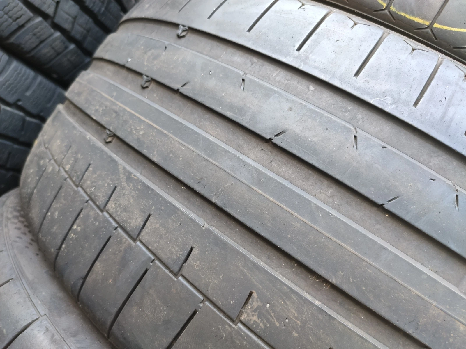 Гуми Летни 255/35R21, снимка 2 - Гуми и джанти - 55272524