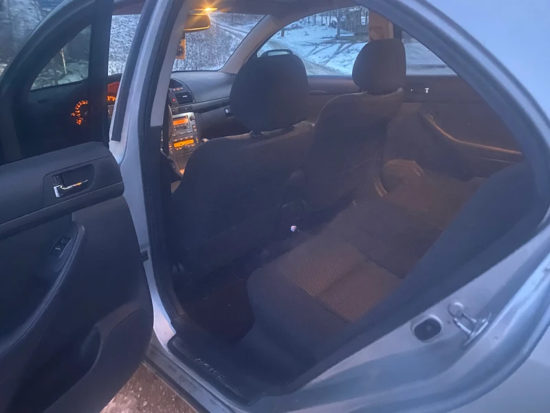 Toyota Avensis 1.8 i, снимка 5 - Автомобили и джипове - 53134684