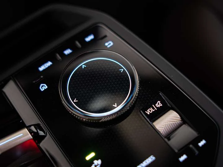 BMW iX XDRIVE 50 | PREMIUM ESSENTIAL PKG | SPORT PKG, снимка 13 - Автомобили и джипове - 54124730