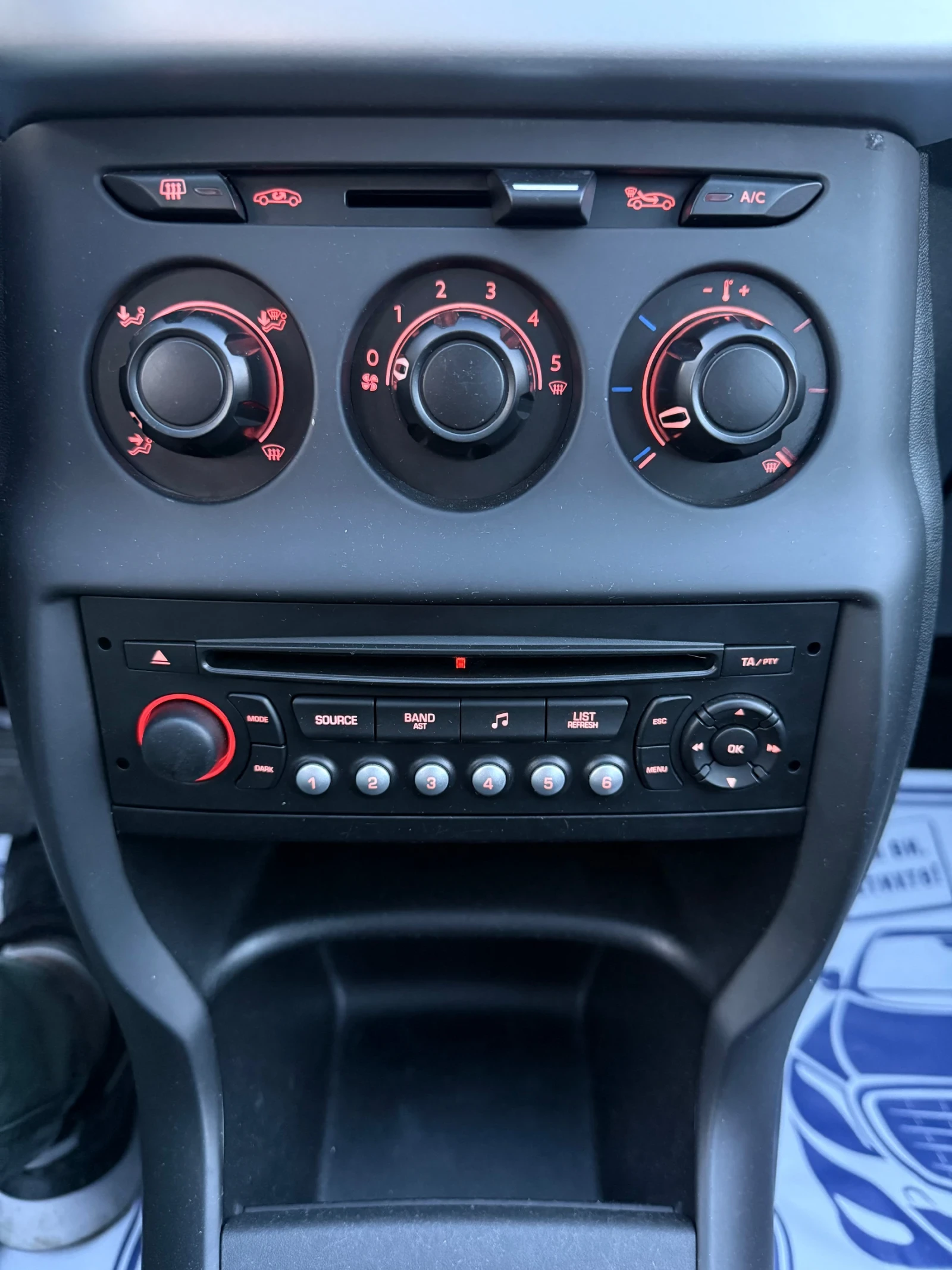 Citroen C3 1.4* 75кс* ПАНОРАМА* НОВИ ГУМИ* ОТЛИЧЕН, снимка 13 - Автомобили и джипове - 54044965