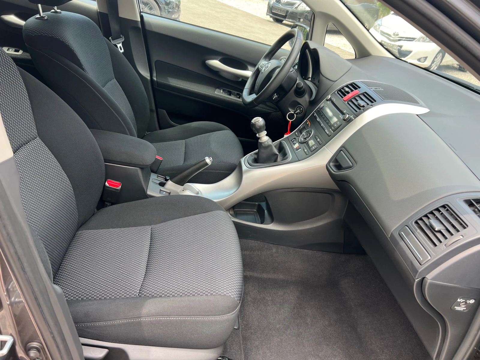 Toyota Auris 1.6-FACE FULL, снимка 12 - Автомобили и джипове - 54866849