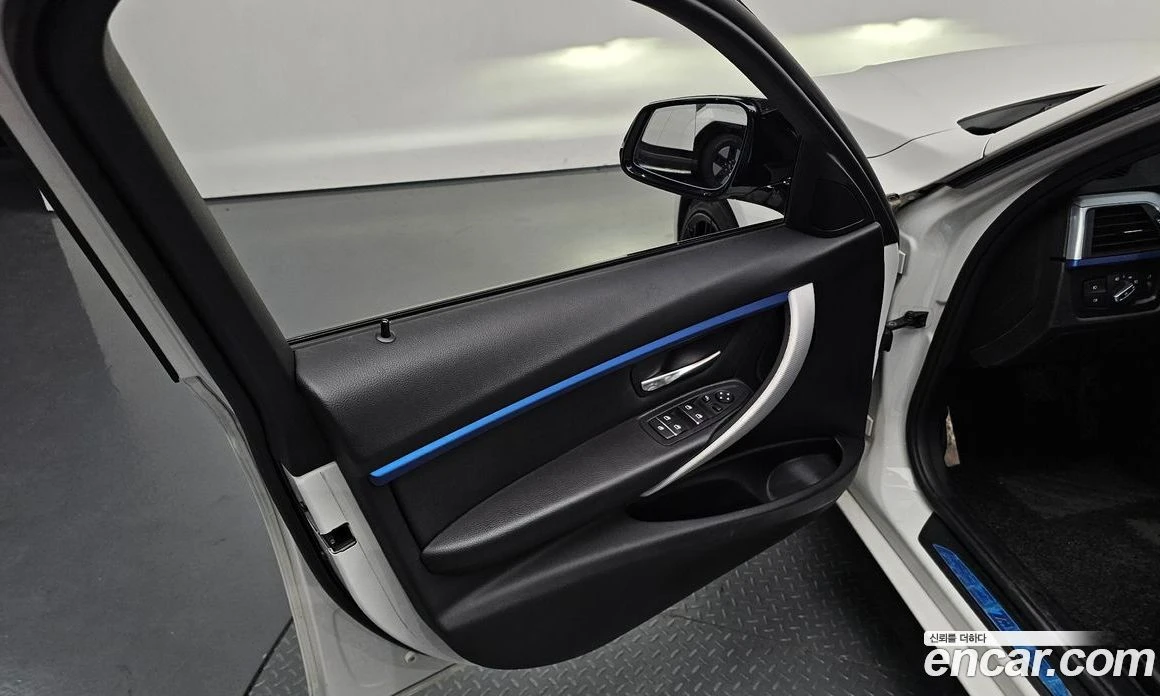BMW 320 320i M Sport, снимка 13 - Автомобили и джипове - 56156525