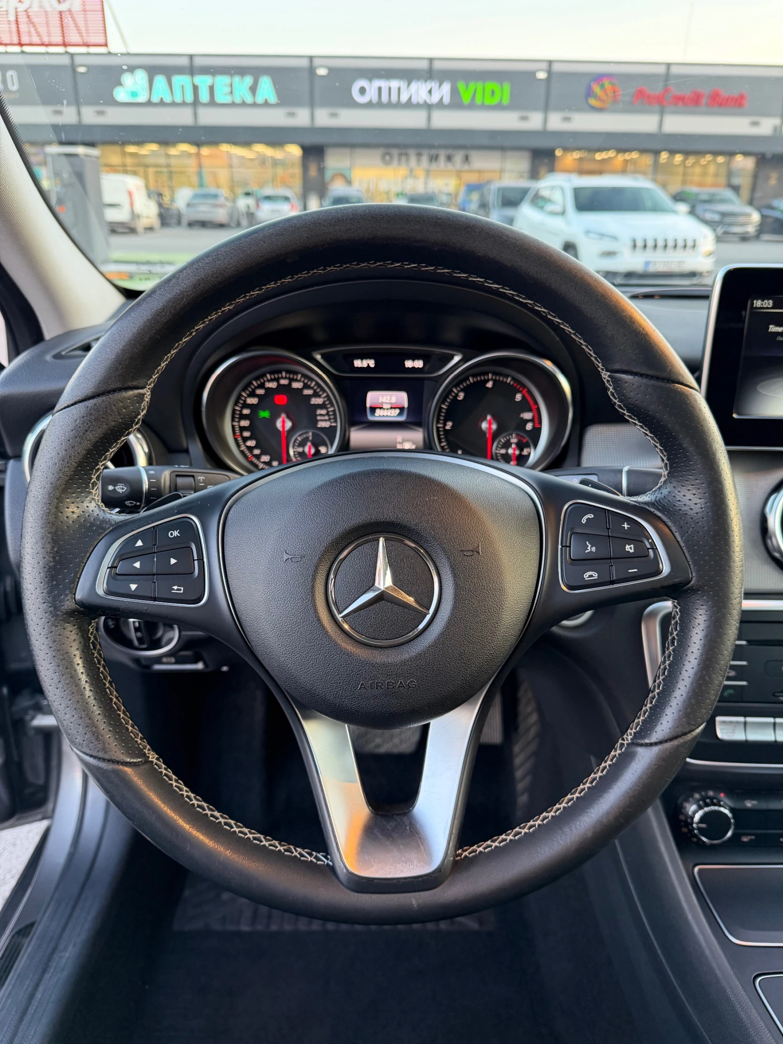 Mercedes-Benz GLA 200, снимка 9 - Автомобили и джипове - 53759422