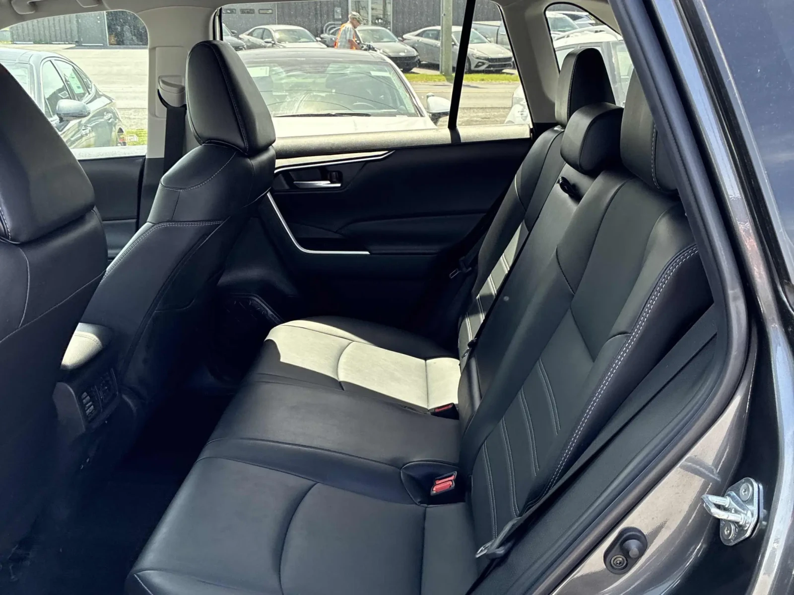 Toyota Rav4 XLE * ПАНОРАМА * CARFAX * АВТО КРЕДИТ * , снимка 10 - Автомобили и джипове - 54755690