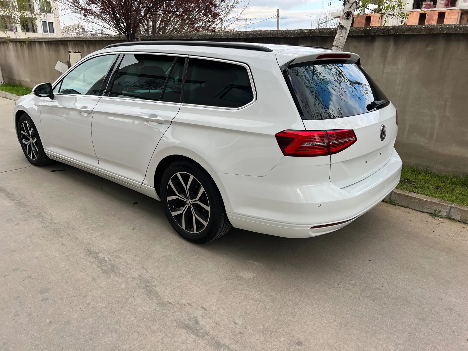 VW Passat 2.0 TDI * Панорама* Масаж* Дистроник - изображение 4
