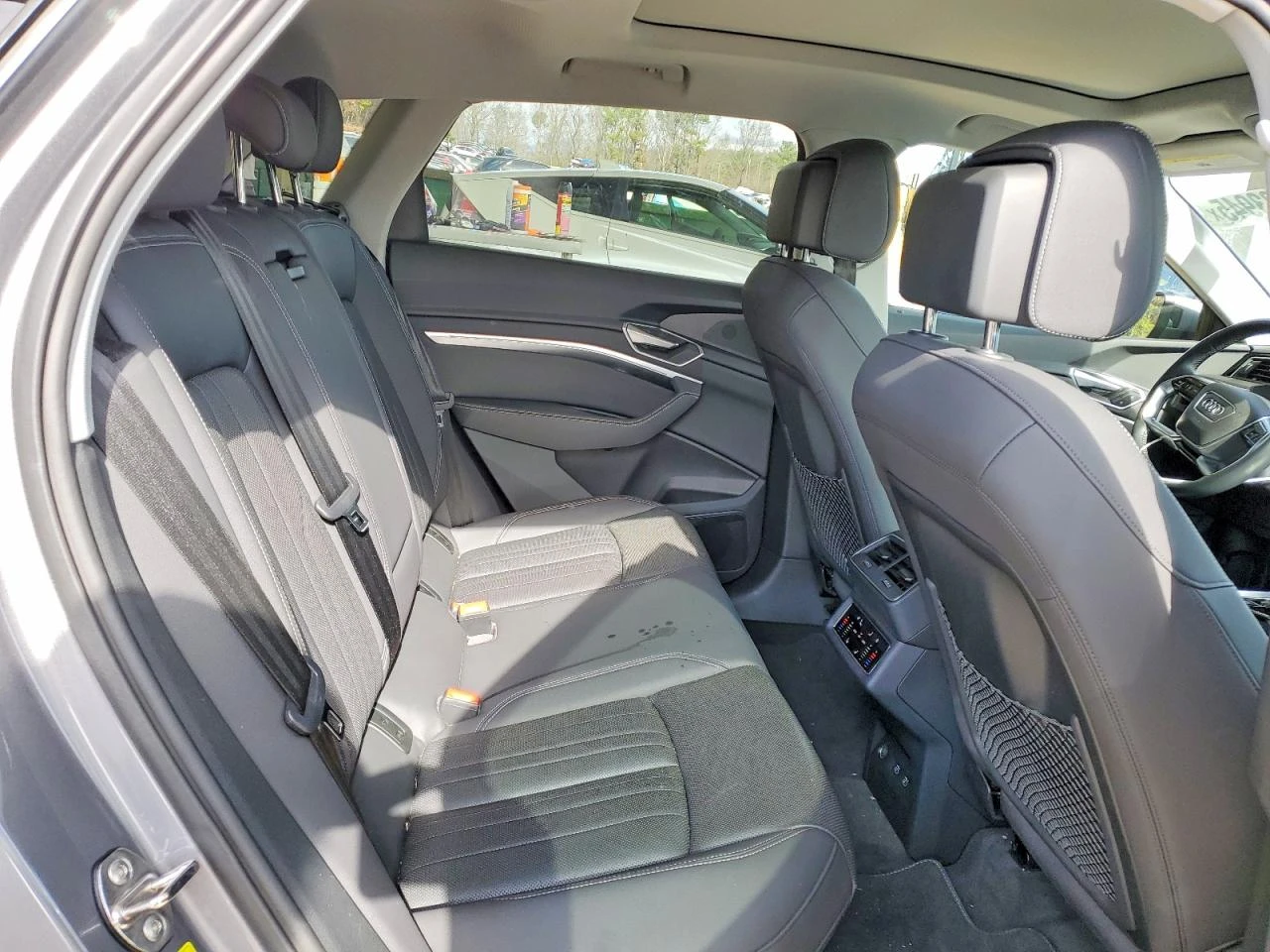 Audi E-Tron Premium Plus, снимка 11 - Автомобили и джипове - 53947044