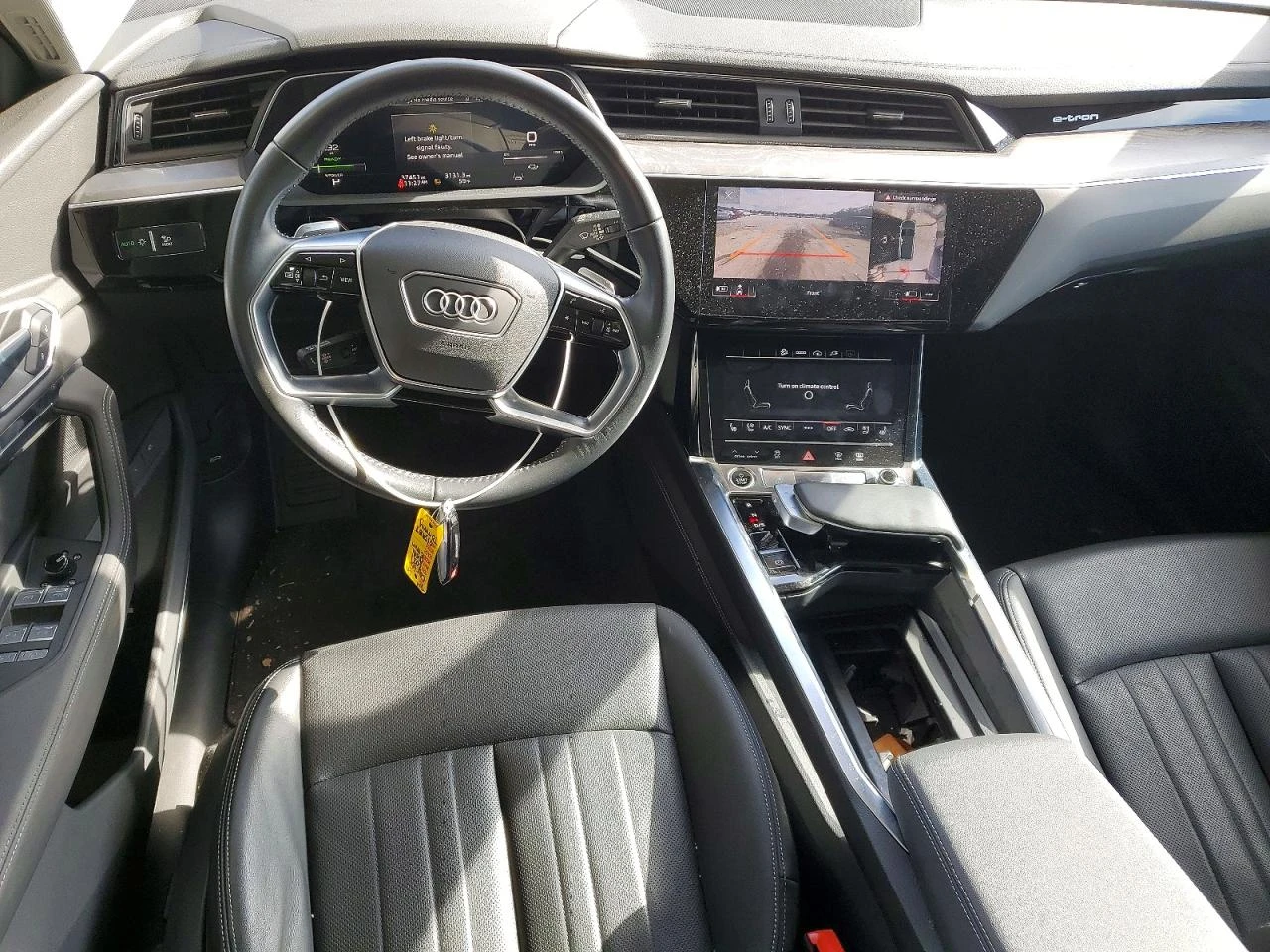 Audi E-Tron Premium Plus, снимка 8 - Автомобили и джипове - 53947044