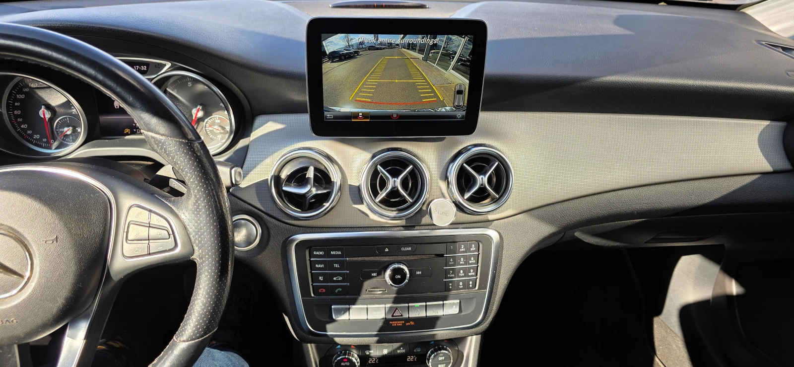 Mercedes-Benz GLA 180 Style / Urban, снимка 10 - Автомобили и джипове - 54176117